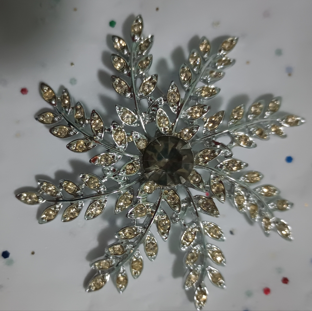 Sparkling Leaf Design Brooch
